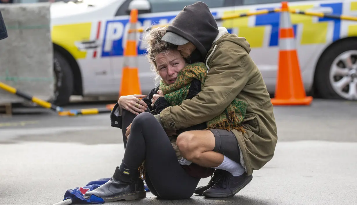 Demonstran saling menghibur selama protes menentang mandat vaksin virus corona di Wellington, Selandia Baru, Rabu (2/3/2022). Sejak awal pandemi, Selandia Baru telah melaporkan kurang dari 100 kematian akibat virus di antara populasinya yang berjumlah 5 juta. (Mark Mitchell/New Zealand Herald via AP