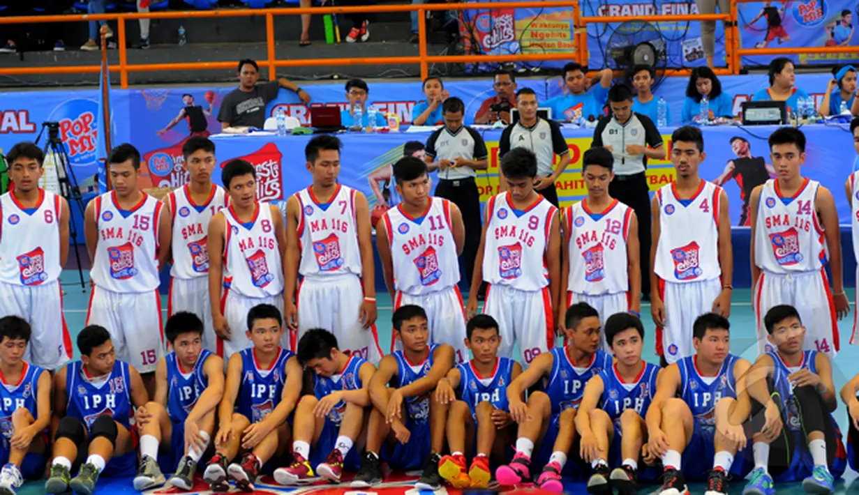 Finalis Pop Mie InstaHits Basketball antara SMA IPH Surabaya VS SMA N 116 Jakarta berpose bersama sebelum memulai pertandingan, Senayan, Minggu (17/2/2015). Kompetisi dimenangkan SMA N 116 dengan skor 74-72.(Liputan6.com/Faisal R syam)