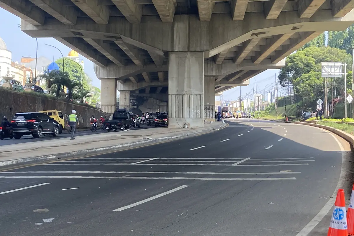 Suasana arus lalu lintas di ruas jalan alternatif Cibubur atau Transyogi, Bekasi, Jawa Barat pascainsiden kecelakaan maut truk tangki milik PT Pertamina. (Liputan6.com/Muhammad Radityo Priyasmoro)