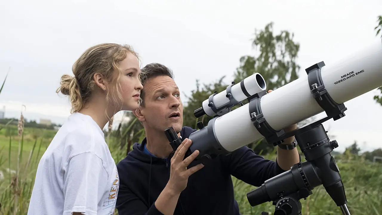 Josh Charles dan Talitha Eliana Bateman dalam Away (Katie Yu/Netflix )