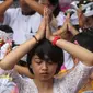 Sejumlah umat Hindu melakukan sembahyang dalam upacara Tawur Kesanga di Pura Aditya Jaya, Rawamangun, Jakarta, Jumat (16/3). Upacara ini bertujuan memohon pada Tuhan Yang Maha Esa untuk kedamaian alam dan lingkungan. (Liputan6.com/Arya Manggala)