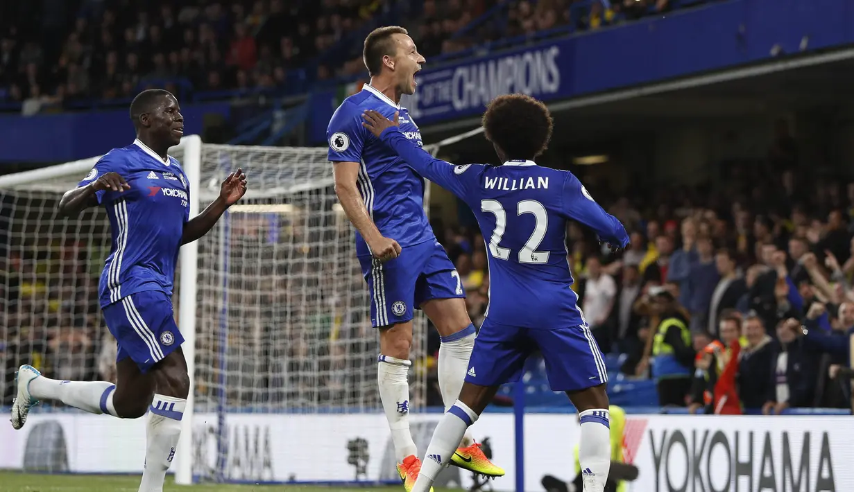 Bek Chelsea, John Terry, merayakan gol yang dicetaknya ke gawang Watford pada laga Premier League di Stadion Stamford Bridge, London, Senin (15/5/2017). Chelsea menang 4-3 atas Watford. (AFP/Adrian Dennis)