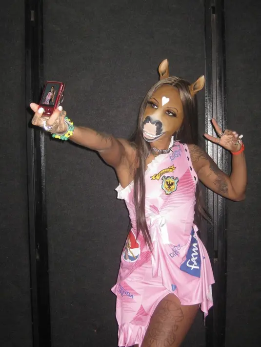 Ia lakukan operasi plastik mengubah wajahnya menyerupai kuda, lengkap dengan telinga kuda di bagian kepala.  [Foto: Instagram/ horsegiirl420]