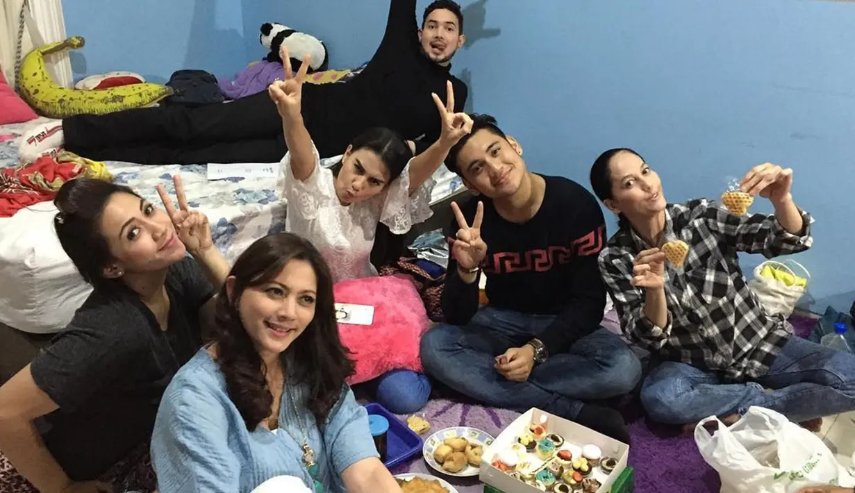 Tak hanya dekat dengan keluarga, Cut Keke juga dekat dengan rekan-rekannya di lokasi syuting. Disana ada Meriam Bellina. (Liputan6.com/IG/cutkeke_xavier)