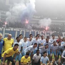 Skuad Persib Bandung berfoto di depan ribuan bobotoh yang memadati Stadion Gelora Bandung Lautan Api (GBLA) Kota Bandung, Kamis (7/5/2026). Ini merupakan bentuk dukungan terhadap Persib Bandung yang akan terbang ke Samarinda untuk duel panas melawan Persija Jakarta pada pekan ke-32 BRI Super League 2025/2026, Minggu (10/5/2026). (Bola.com/Erwin Snaz)