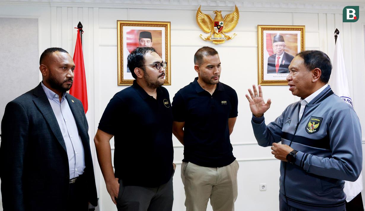 Menteri Pemuda dan Olahraga (Menpora) Zainudin Amali, berbincang dengan CEO Asosiasi Pesepak Bola Profesional Indonesia (APPI) Hardika Aji, Presiden APPI Andritany, Manajer Persipura Jayapura Yan P. Mandenas saat pertemuan di Kantor Kemenpora, Senin (30/1/2023). (Bola.com/M Iqbal Ichsan)