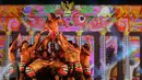 Penari menampilkan tarian khas daerah Bali saat pagelaran "Nusantara Berdendang", Jakarta, Jumat (28/10). Acara ini menampilkan seni dan budaya nusantara untuk memperingati Hari Sumpah Pemuda ke-88. (Liputan6.com/Faizal Fanani)