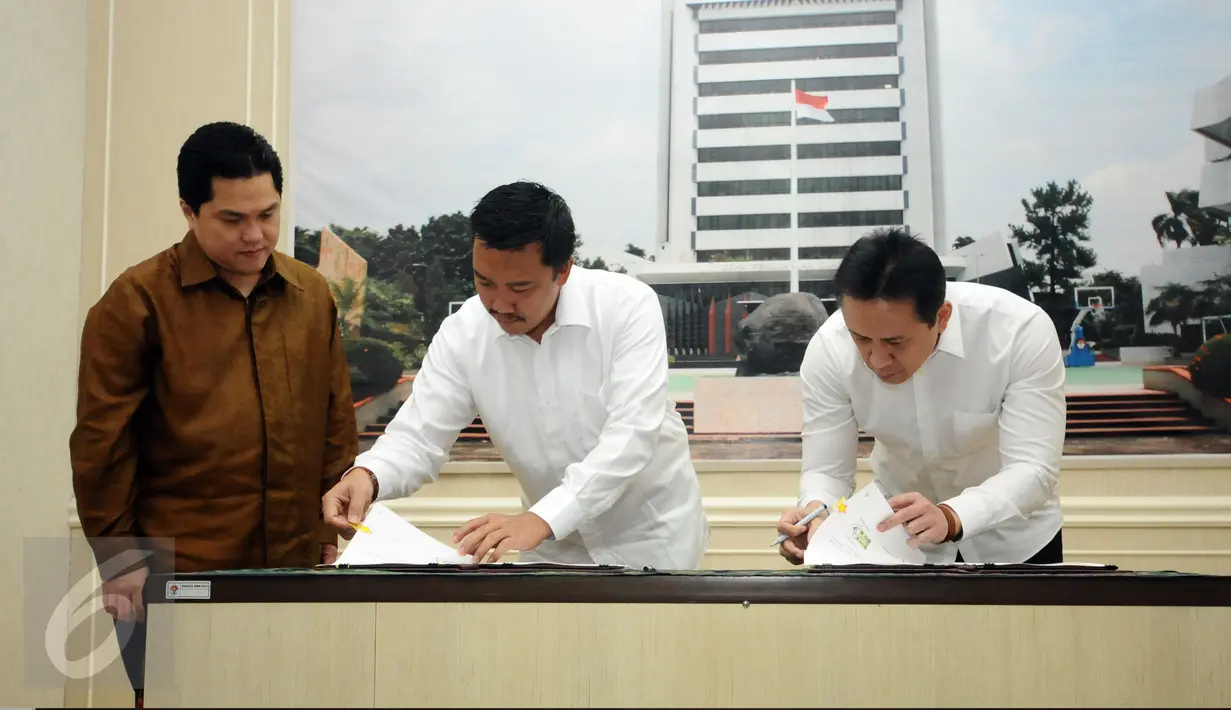Ketua KOI, Erick Thohir (kiri) menyaksikan penandatangan MoU tentang revisi Maskot dan Logo Asian Games 2018 antara Menpora Imam Nahrawi dan Kepala Barekraf Triawan Munaf di Kemenpora, Jakarta, (12/2/2016). (Liputan6.com/Helmi Fithriansyah)
