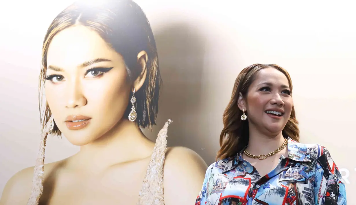 Penyanyi sekaligus bintang film Bunga Citra Lestari (BCL) berpose usai konferensi pers BCL Blossom Intimate Concert di kawasan Gunawarman, Jakarta Selatan, Selasa (5/7/2022). Bunga Citra Lestari (BCL) akan menggelar konser tunggal internasional pertamanya di Resorts World Sentosa (RWS), Singapura. (Liputan6.com/Herman Zakharia)