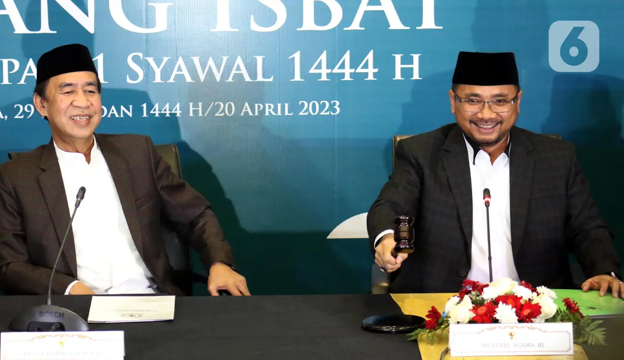 Menteri Agama (Menag) Yakut Cholil Qoumas (kanan) menyampaikan hasil Sidang Isbat di Kantor Kementerian Agama, Jakarta, Kamis (20/4/2023). (Liputan6.com/Helmi Fithriansyah)