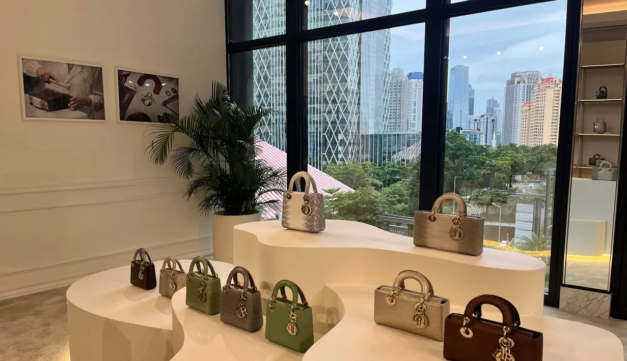 Di ruangan khusus, hadir koleksi spesial yang tak kalah memukau. Beragam pilihan tas dengan pilihan exotic leather tersedia di sini. Dengan tingkat pengerjaan yang tinggi dan kualitas yang prima, material exotic leather menjadi salah satu incaran para kolektor. [ Foto: dok Fimela.com]