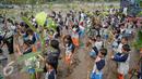 Sejumlah siswa siswi SDN Pluit 03 bersama PLN Jawa Bali dan Komunitas Mangrove menanam bibit mangrove di Pesisir Pantai Muara Karang, Jakarta, Kamis (29/10). Sebanyak 5.000 bibit baru ditanam untuk memperkuat ekosistem. (Liputan6.com/Faizal Fanani)