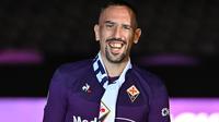 Gelandang baru Fiorentina, Frank Ribery, tersenyum saat diperkenalkan resmi di Florence, Italia (22/8/2019). Ribery didapat Fiorentina dengan gratis. Ribery tak memiliki klub setelah tidak memperpanjang kontraknya dengan Bayern Munchen. (AFP Photo/Andreas Solaro)