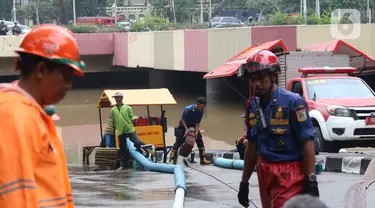 Petugas melakukan penyedotan air yang merendam underpass Kemayoran, Jakarta, Minggu (2/2/2020). Akibat hujan yang cukup lama di kawasan tersebut membuat underpass tersebut terendam air hingga ketinggian 5 meter. (Liputan6.com/Angga Yuniar)