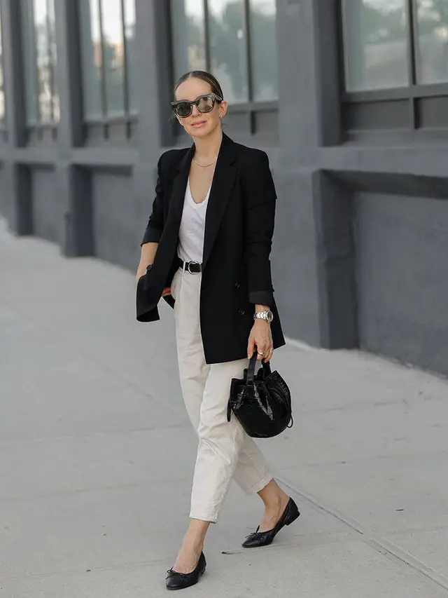 Look Classy dengan Perpaduan Baju Putih dan Sepatu Hitam