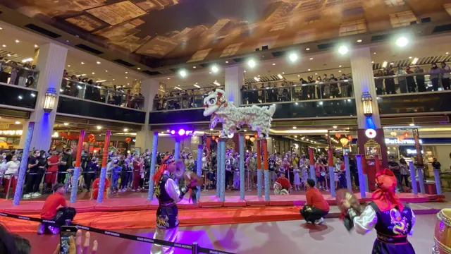 Para seniman barongsai dari Himpunan Bersatu Teguh dari Padang, Sumatra Barat, beraksi di Grand Indonesia Jakarta, 20 Januari 2023. (Foto: Dok. Tim Grand Indonesia)