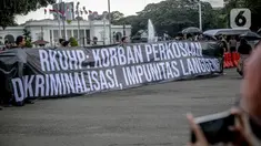 Anggota Jaringan Solidaritas Korban untuk Keadilan (JSKK) melakukan Aksi Kamisan ke-755 di seberang Istana Merdeka, Jakarta, Kamis (1/12/2022). Dalam aksinya mereka meminta Presiden Joko Widodo memperhatikan pasal bermasalah pada draf Rancangan Kitab Undang-Undang Hukum Pidana (RKUHP) yang telah mendapat persetujuan tingkat pertama oleh Komisi III DPR dan pemerintah. (Liputan6.com/Faizal Fanani)