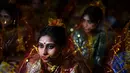 Sejumlah wanita calon pengantin bersiap mengikuti upacara pernikahan massal di Kolkata, India (14/2). Acara nikah massal ini diselenggarakan oleh LSM setempat yang bertujuan untuk merayakan Hari Valentine. (AFP Photo/Dibyangshu Sarkar)