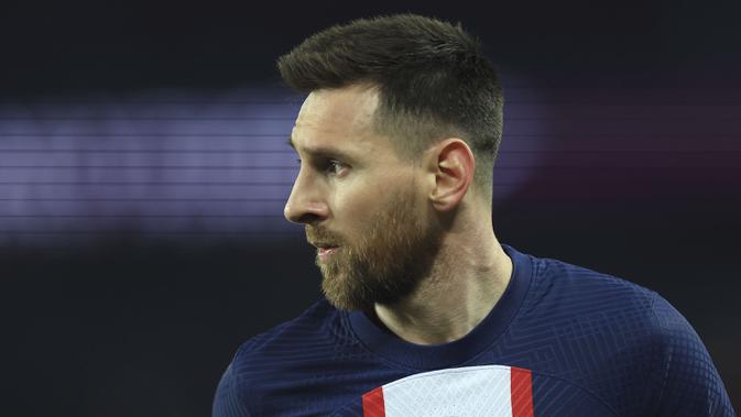 Pemain Paris Saint-Germain, Lionel Messi saat laga pekan ke-29 Liga Prancis 2022/2023 melawan Lyon di Parc de Pricess, Paris, Senin (3/4/2023) WIB. PSG kalah dengan skor 0-1 dari Lyon. (AP Photo/Aurelien Morissard)
