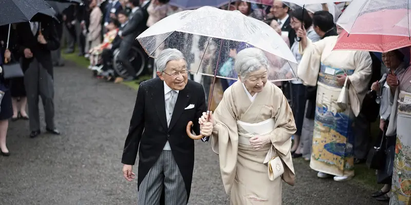 Berusia 84 Tahun, Kaisar dan Permaisuri Jepang Tampil Romantis Saat Pesta Kebun