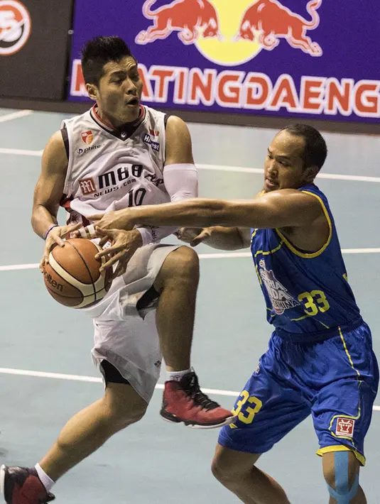 Pebasket M88 Aspac, Rizky Effendi, berusaha melewati pebasket Satria Muda Pertamina, Aki Dikania, pada laga IBL Musim 2016 di Hall A Senayan, Jakarta, Sabtu (9/1/2016). (Bola.com/Vitalis Yogi Trisna)