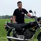 Bang Arik bersama RX King yang ia hadiahkan untuk Gus Iqdam (SS Youtbe Bang Arik)