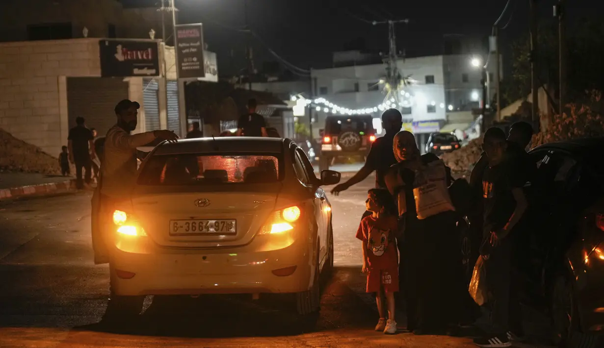 Dia juga menambahkan bahwa pengaturan sedang dilakukan untuk menempatkan mereka di sekolah dan tempat penampungan lainnya di Kota Jenin. (AP Photo/Majdi Mohammed)