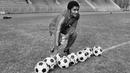2. Eusebio (Portugal), bintang yang dalam kariernya sukses mencetak 790 gol dari 809 pertandingan ini meraih Ballon d'Or pada tahun 1965. Prestasi terbaiknya bersama Portugal hanya posisi ketiga Piala Dunia 1966. (AFP/Staff)