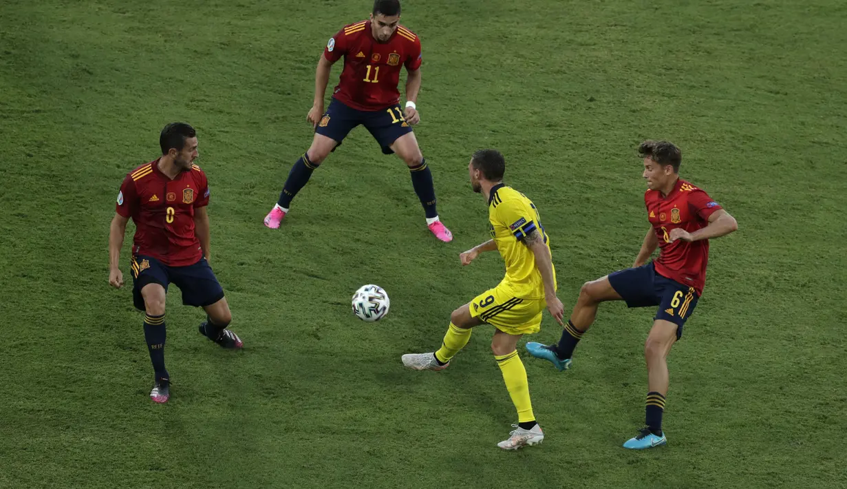 Penyerang Swedia, Marcus Berg berusaha mengumpan bola dari kawalan tiga pemain Spanyol pada pertandingan grup E Euro 2020 di stadion La Cartuja di Seville, Spanyol, Senin (14/6/2021). Spanyol bermain imbang atas Swedia 0-0. (Julio Munoz/Pool via AP)