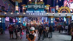 Sejumlah pengunjung berjalan di Skytropolis Funland, di resor Genting Highlands di luar Kuala Lumpur, Malaysia (30/6/2019). Di dalam Skytropolis Funland, ada sekitar 21 wahana yang terbagi menjadi tiga bagian, antara lain Child Rides, Family Rides, dan Thrill Rides. (AFP Photo/Mohd Rasfan)