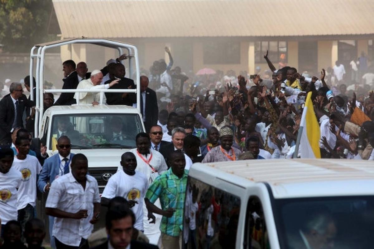 Keakraban Paus Fransiskus duduk bersama imam masjid di Afrika Tengah