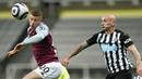 Gelandang Aston Villa, Ross Barkley (kiri) menyundul bola di depan gelandang Newcastle United, Jonjo Shelvey dalam laga lanjutan Liga Inggris 2020/2021 pekan ke-28 di St. James' Park, Jumat (12/3/2021). Aston Villa bermain imbang 1-1 dengan Newcastle United. (AP/Owen Humphreys/Pool)