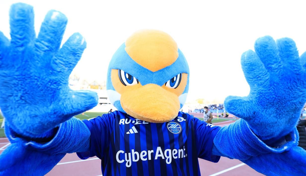 Lini belakang jadi kekuatan utama Machida Zelvia yang bermaskot Zelvy-Kun, seekor burung king-fisher berkepala biru. (J.LEAGUE)