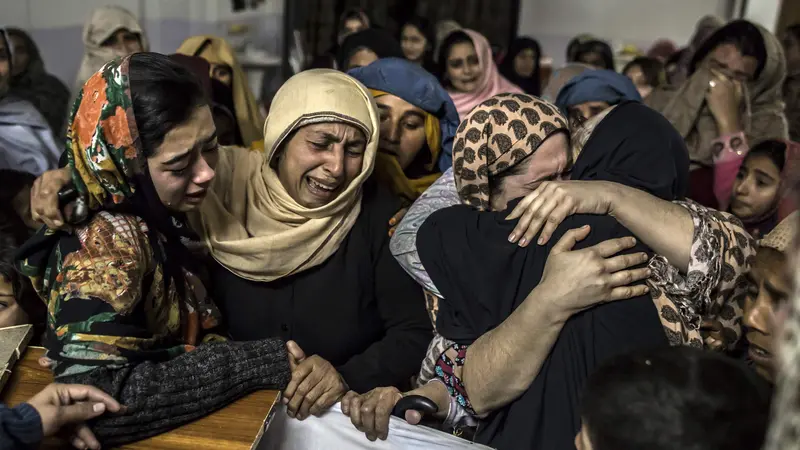 Tangis Di Pemakaman Korban Serangan Sekolah Peshawar Pakistan