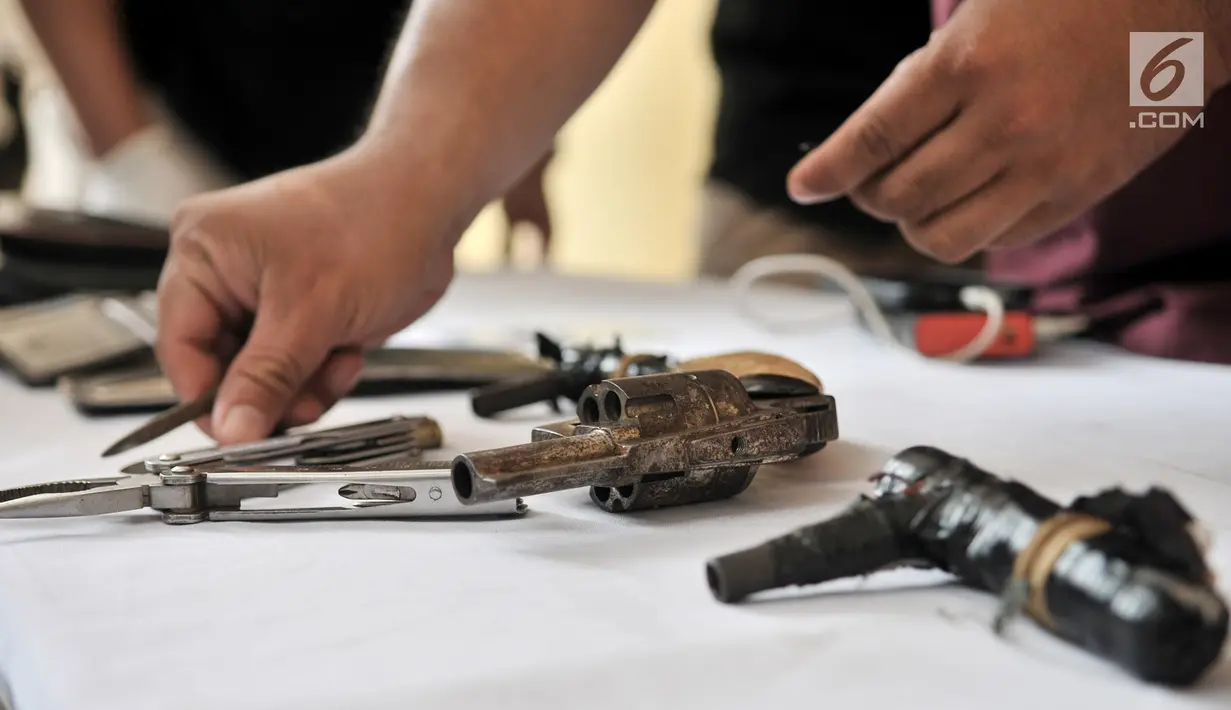 Barang bukti saat dihadirkan dalam rilis kasus pencurian dengan kekerasan (curas) di RS Polri, Jakarta, Minggu (3/2). Polisi juga mengamankan 6 HP, kunci T, 2 unit sepeda motor, dan peralatan yang kerap digunakan pelaku. (Merdeka.com/Iqbal Nugroho)
