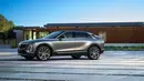 Sisi samping dari Cadillac Lyriq memiliki tampak yang aerodinamis. Ini dapat dilihat dari tarikan garis atap pada mobilnya yang lurus kemudian menurun pada bagian belakang. Mobil ini dilengkapi baterai Ultium lithium-ion NCMA cathode berkapasitas 100.4 kWh, dan Velg besar berukuran 20 inci yang membuat mobil semakin gagah. (Source: auto-data.net)