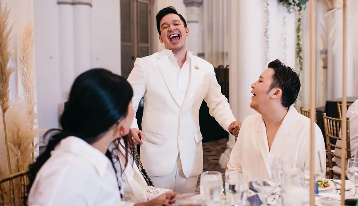Jordi Onsu memilih nuansa berwarna putih sebagai dresscode. Selain menyediakan tiket pulang pergi Jordi juga menyediakan hotel bagi teman-teman terdekatnya. (Liputan6.com/jordionsu)