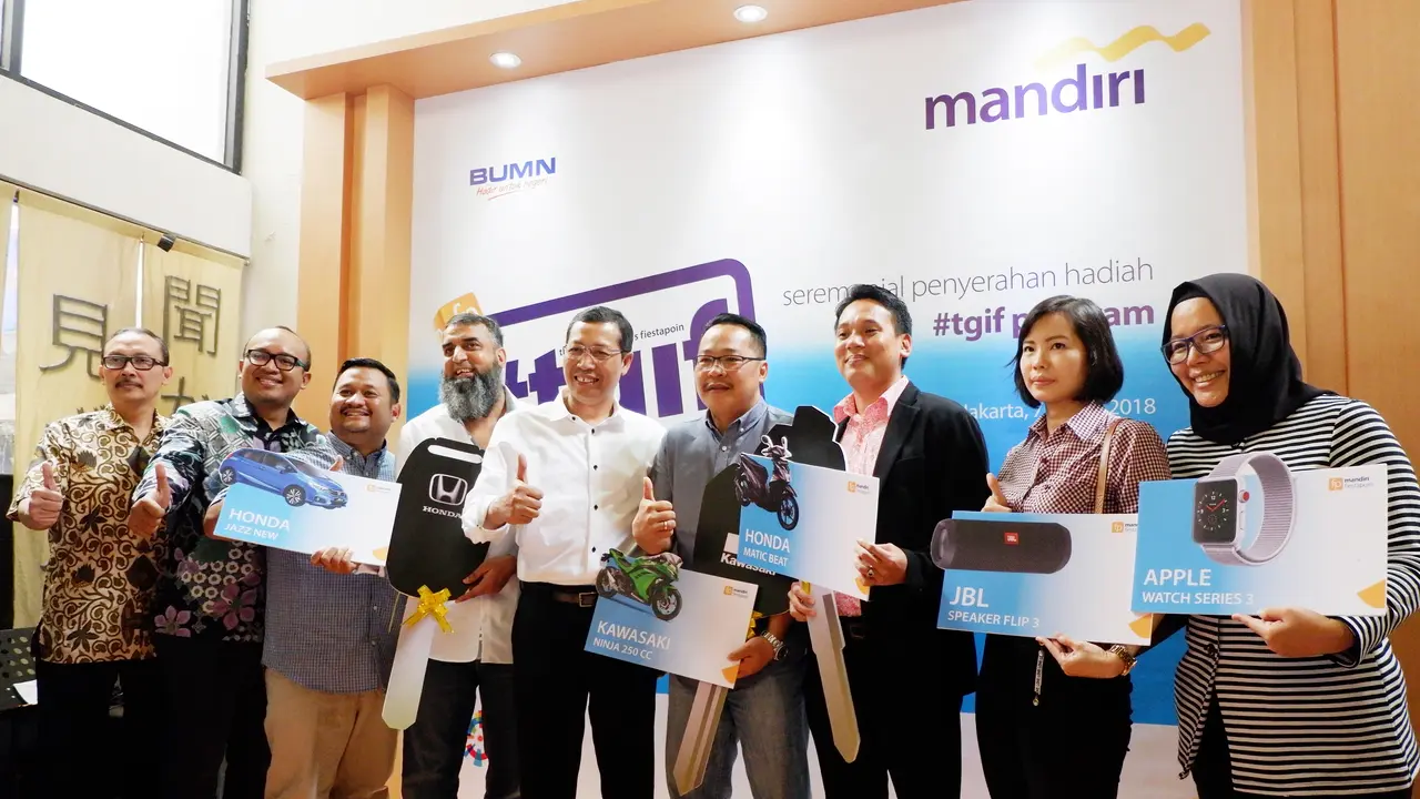 Bank Mandiri juga melakukan penyerahan hadiah secara simbolis kepada para pemenang yang sudah berhasil memenangkan hadiah dari program TGIF periode 26 Januari - 02 Februari 2018