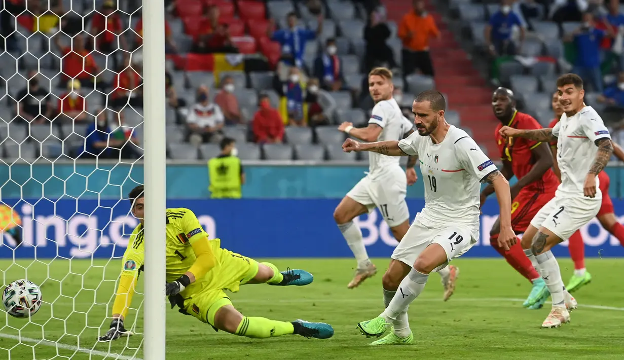 Stadion langsung bergemuruh pada awal babak pertama. Leonardo Bonucci berhasil menjebol gawang Belgia lewat umpan tendangan bebas Lorenzo Insigne pada menit ke-13. Namun gol ini dianulir wasit setelah Bonucci dinyatakan offside ketika ditinjau dari VAR. (Foto: AFP/Pool/Matthias Schrader)