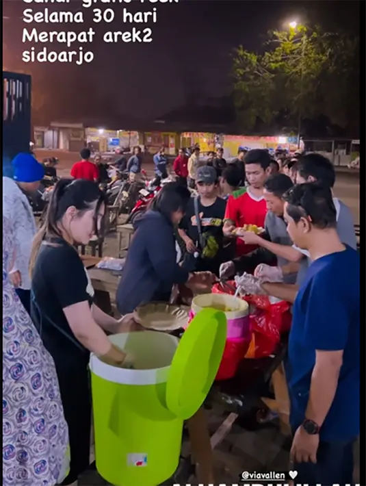 Yang terbaru, perempuan yang juga dikenal ramah kepada siapa saja itu terlihat menyediakan makan sahur gratis untuk masyarakat Sidoarjo. [Instagram/chevra_yo88]