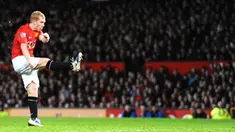 Manchester United's midfielder Paul Scholes scores the opening goal during the English Premiership match against Fulham at Old Trafford, Manchester, on February 18, 2009. AFP PHOTO/ANDREW YATES