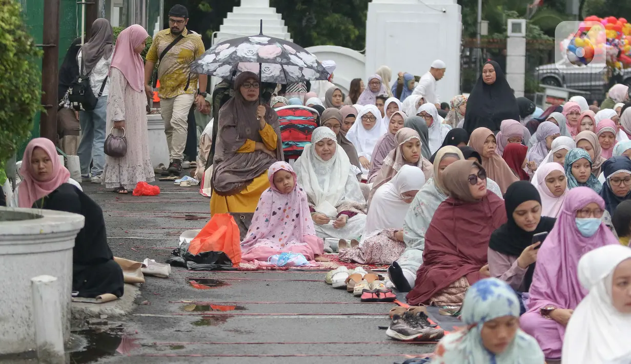 Pelaksanaan Shalat Id kali ini mengambil tema untuk tetap berempati kepada sesama saudara umat Islam di Palestina. (Liputan6.com/Herman Zakharia)