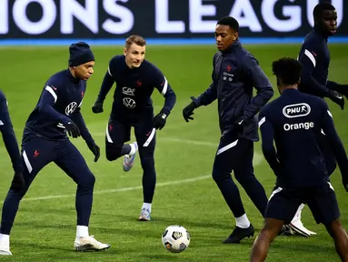 Pemain Prancis, Kylian Mbappe, saat mengikuti latihan jelang laga lanjutan UEFA Nations League 2020/2021 di Stadion Maksimir, Kroasia, Rabu (14/10/2020). Prancis akan menghadapi Kroasia. (AFP/Franck Fife)