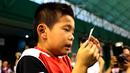 Pebulutangkis asal Pekalongan, Emanuel Joseph Suryo Hartono, menangis terharu setelah dinyatakan lolos masuk tahap karantina Audisi. (Bola.com/Arief Bagus)