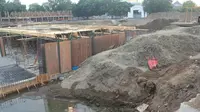 Penampakan bagian bassement pada proyek revitalisasi Alun-alun Kejaksan Kota Cirebon. Foto (Liputan6.com / Panji Prayitno)