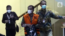 Bupati nonaktif Banjarnegara Budhi Sarwono berjalan ke mobil tahanan usai pemeriksaan lanjutan di Gedung Merah Putih KPK, Jakarta, Jumat (1/10/2021). Budhi merupakan tersangka dugaan korupsi pengadaan barang dan jasa di lingkungan Pemkab Banjarnegara TA 2017-2018. (Liputan6.com/Helmi Fithriansyah)