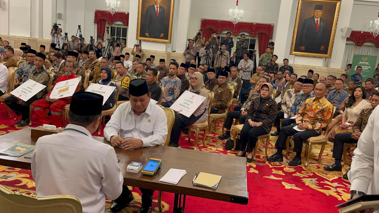 Presiden Prabowo Subianto beserta Wakil Presiden Gibran Rakabuming Raka membayarkan zakat melalui Badan Amil Zakat Nasional (BAZNAS) di Istana Negara.