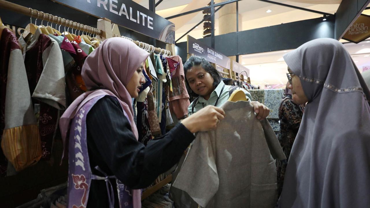 FOTO: Berburu Produk UMKM yang Dipamerkan di SMEXPO 2024