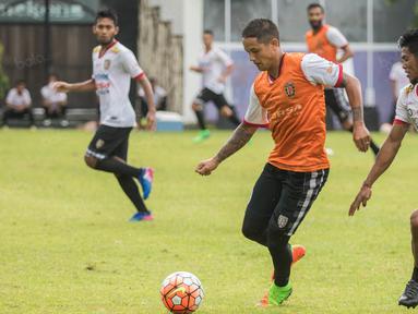 Penyerang Bali United, Irfan Bachdim, menggiring bola saat latihan jelang laga Piala Presiden 2017 melawan Barito Putera di Lapangan Banteng, Bali, Kamis (16/2/2017). (Bola.com/Vitalis Yogi Trisna)