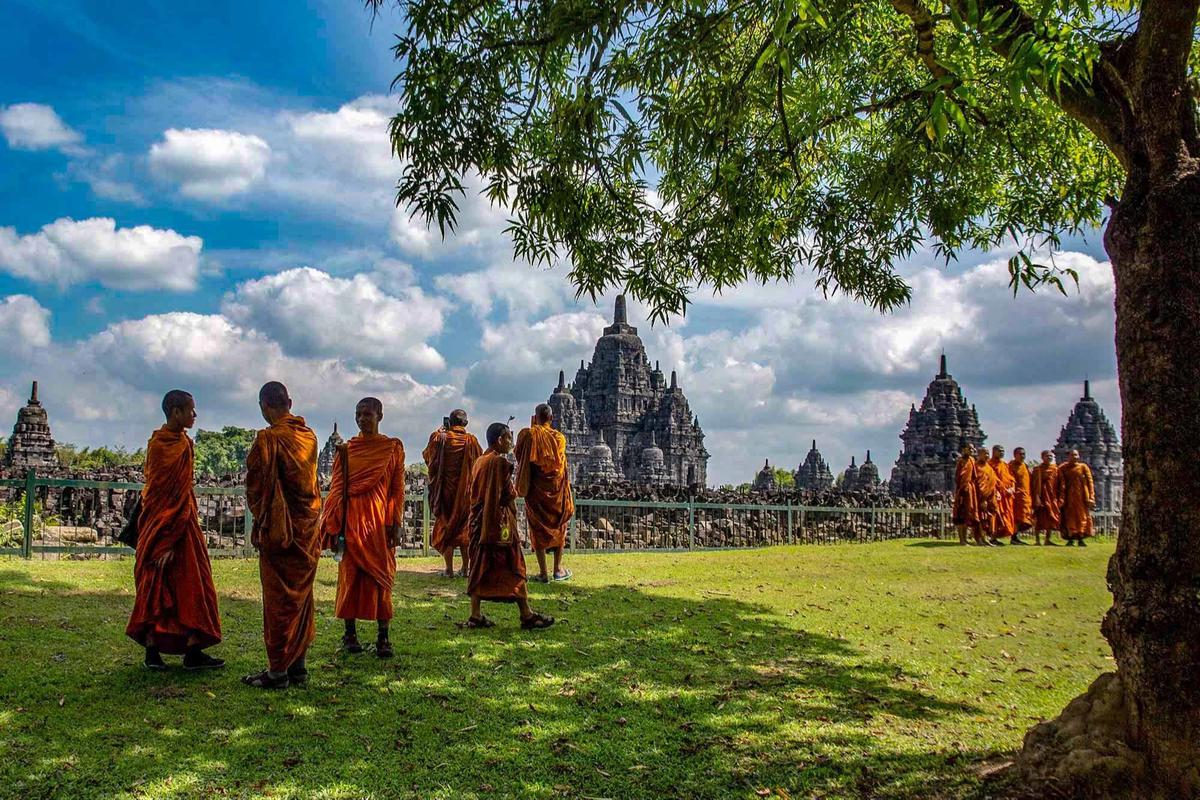FOTO: Biksu Thudong Tiba di Candi Sewu Sambut Tri Suci Waisak 2026